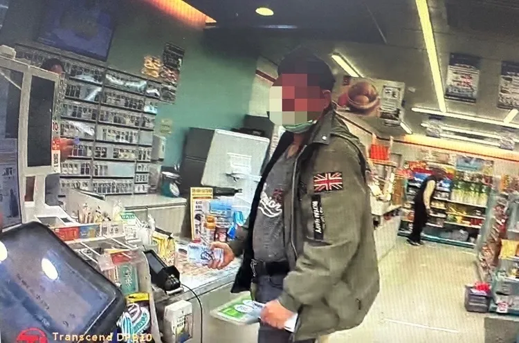 阿伯帶十多萬現金要買遊戲點數，所幸被勸下。翻攝畫面