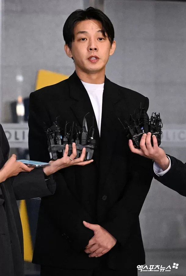 劉亞仁經過長達12小時的偵訊終於露面。翻攝日刊體育報