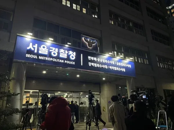 大批媒體守在警局外等候劉亞仁。케이스타뉴스