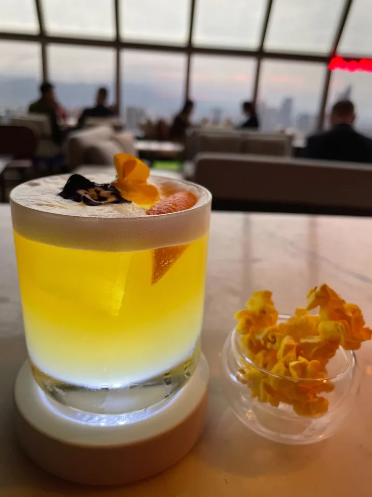 馬可波羅酒廊地球一小時限定特調「掌Corn未來」以波本威士忌，創意加入爆米花糖漿設計而成。業者提供