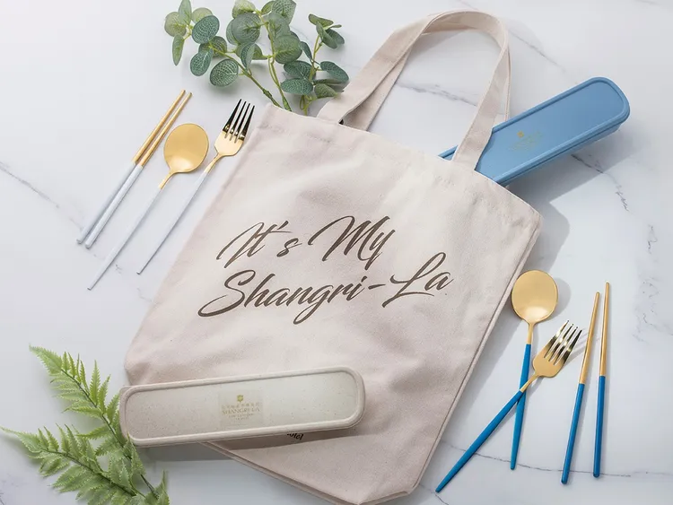 入住台北遠東香格里拉「香愛地球 永續生活」可將限量環保托特包與風格環保餐具組帶回家。業者提供