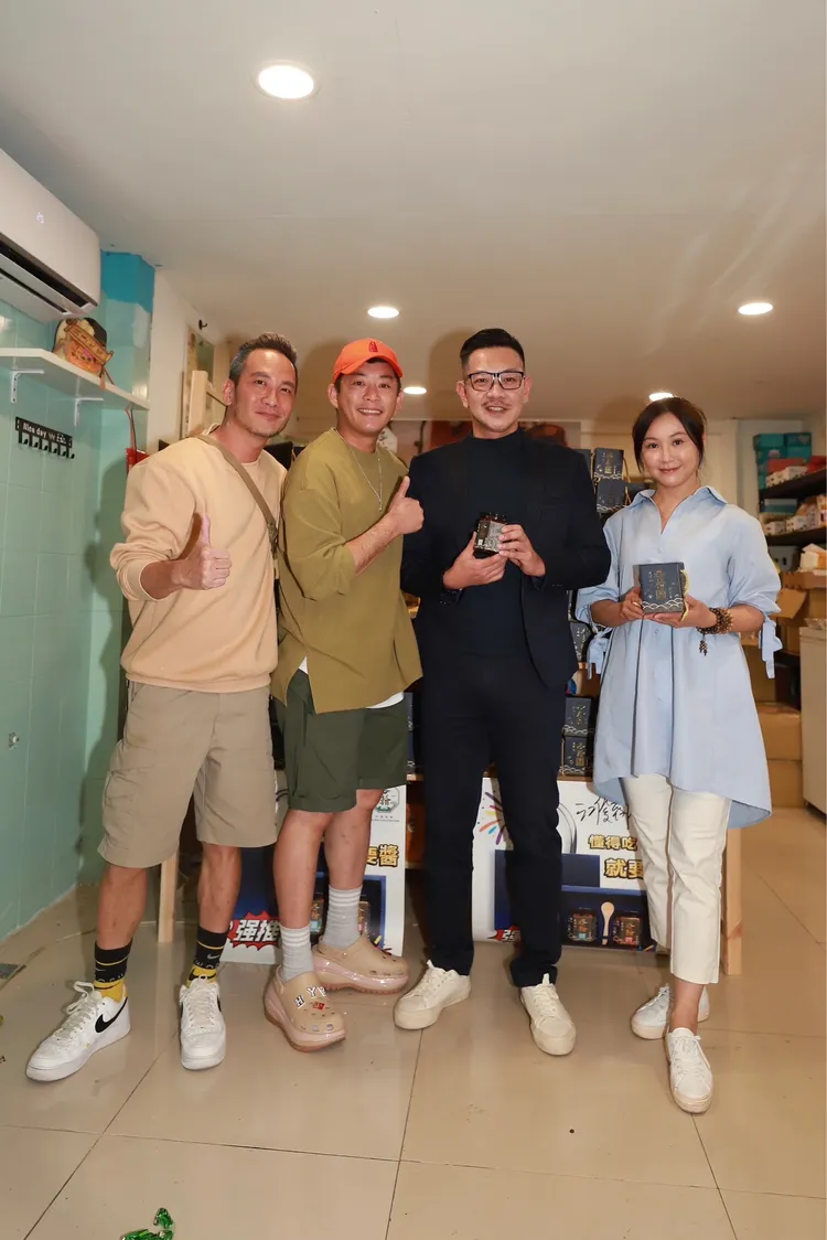 高山峰（左起）、Junior、陳妍安（右）今替江俊翰（右二）站台。民視提供