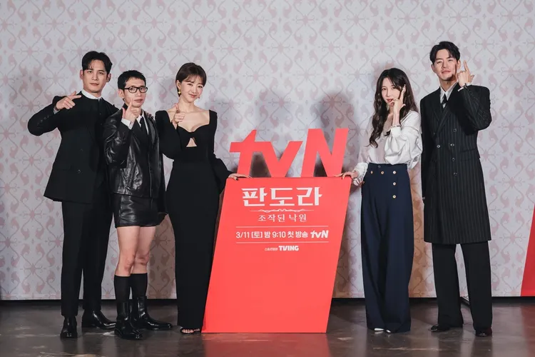 朴基雄（左起）、奉太奎、張熙軫、李智雅、李相侖昨參加《潘朵拉：偽造的樂園》首爾記者會。翻攝tvN