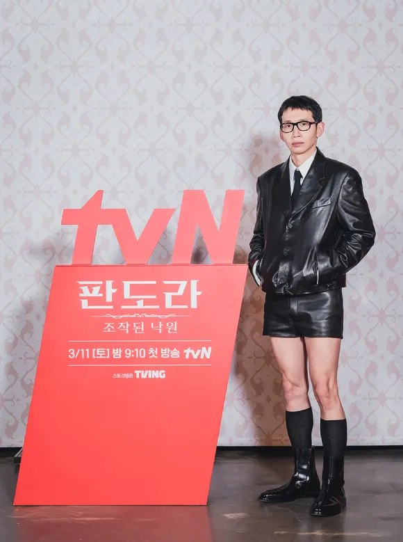 奉太奎穿著熱褲，大秀「絕對領域」。翻攝tvN