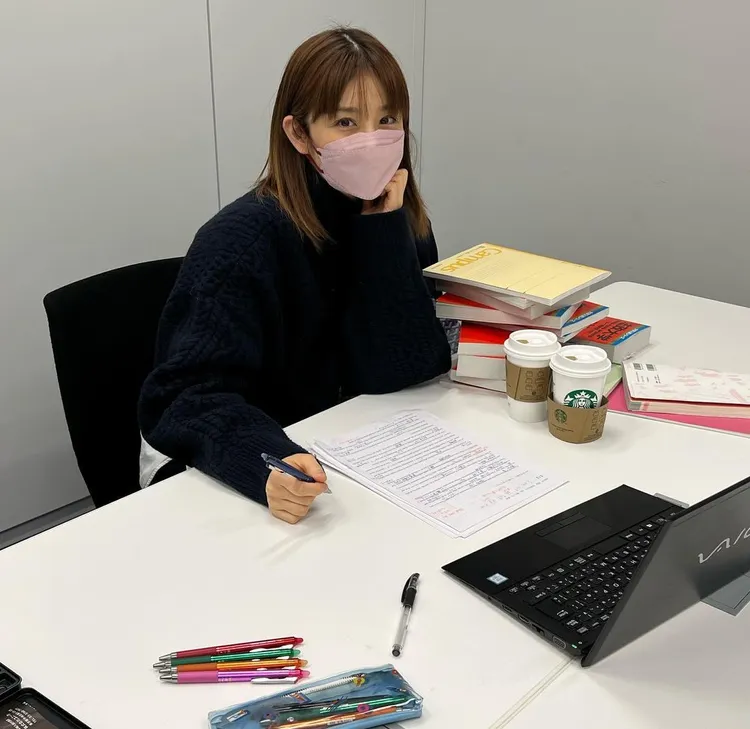 小倉優子在電視台休息室K書。翻攝小倉優子IG