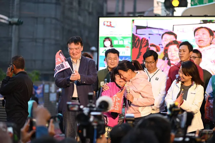 蔡培慧勝選，在台上激動地抱住母親。蔡培慧總部提供