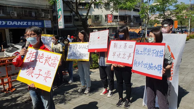 全台社工工會代表到衛福部抗議變相減薪。林芳如攝