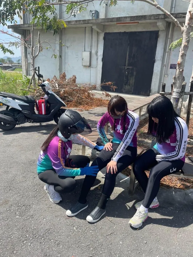 小玫瑰（中）中途受傷，經過治療後繼續前進。