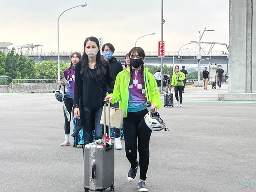 獨家|五月天冠佑正妹女兒長大了! 成年禮騎單車環台「受傷仍咬牙前進」