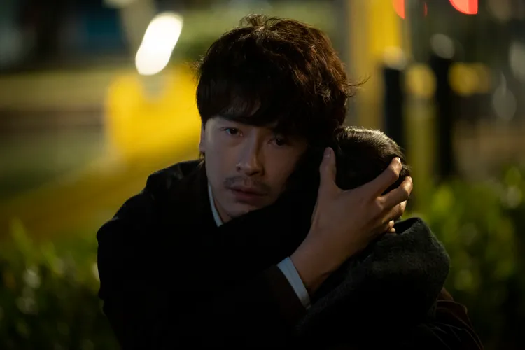 鄭元暢飾演一個失去孩子之後執念很深的爸爸余鎮元。愛奇藝國際站提供