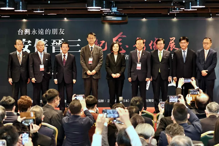 多位政要出席「安倍晉三紀念影像展」開幕儀式並合影。施昂強攝