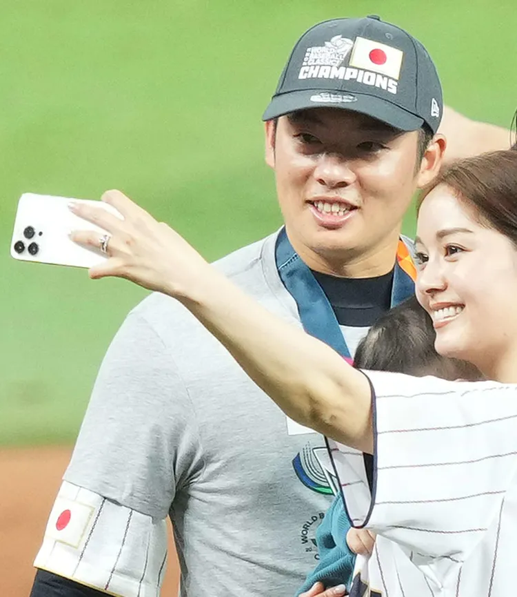 石橋杏奈（右）抱著小孩與投手老公松井裕樹自拍。翻攝《日刊體育》