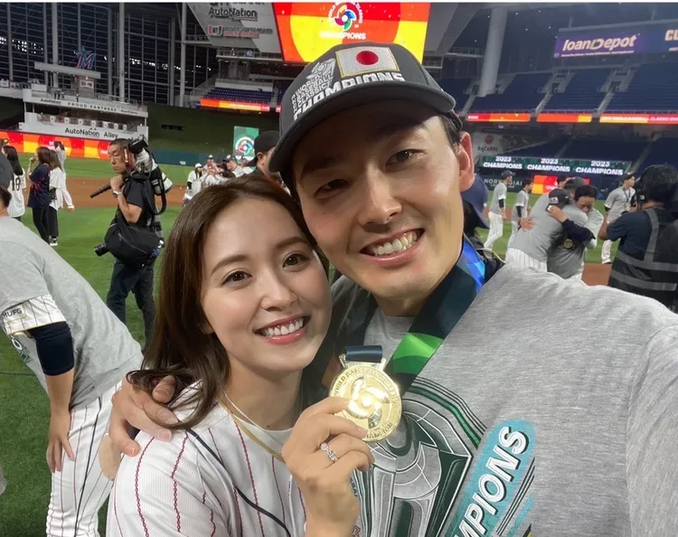 內野手源田壯亮（右）右手小指骨折仍英勇上陣，妻子衛藤美彩與有榮焉。翻攝《日刊體育》