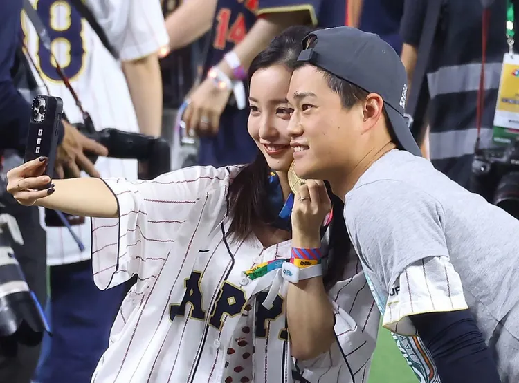 板野友美（左）和投手老公高橋奎二自拍留念。翻攝《東京體育》