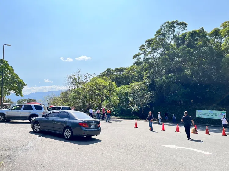 警方建議搭乘捷運、公車及掃墓專車等大眾運輸工具。翻攝畫面