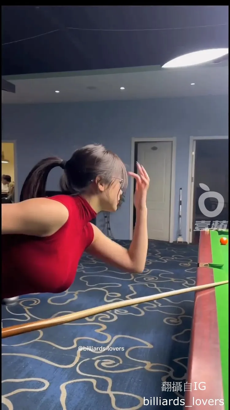 紅衣美女超性感。翻攝自IG billiards_lovers