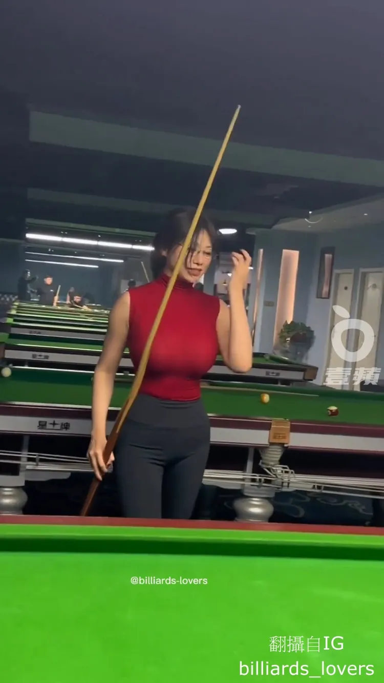影片濾鏡讓美女腰身變得更纖細些，但撞球桿連帶變得歪曲，讓網友覺得超好戲。翻攝自IG billiards_lovers