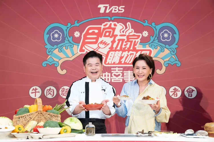 陳亞蘭（右）與雷神煮廚雷議宗相見歡，一起推薦美味。TVBS提供