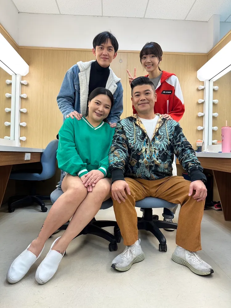 《市井豪門》郭忠祐（左後）回歸八點檔，感謝劇中的家人馬國畢（右前起）、小甜甜、周宇柔協助，讓他更快上手。民視提供