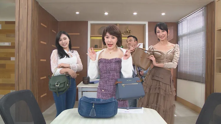 《市井豪門》波波蓁（中）在劇中變成帶貨的直播主。民視提供