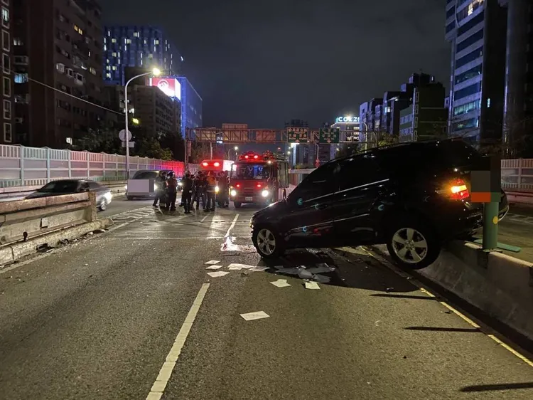 警方到場處理事故現場。翻攝畫面