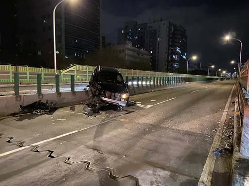 都是酒精惹禍!「酒駕男」撞爛車頭害堵車 「酒空男」不耐久候衝下車叫囂