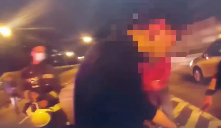 嚴男酒醉不耐等候事故處理，在現場叫囂。翻攝畫面