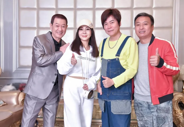 蔡小虎（左起）、陳美鳳、洪榮宏與王中平慶功北流演唱會票房開紅盤。萬星傳播提供