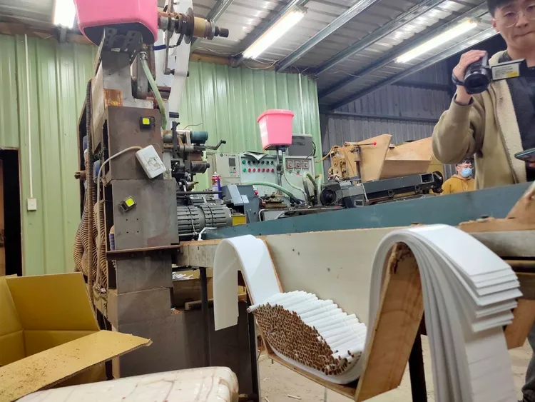 嫌犯採購製菸機具，大量生產私劣菸。讀者提供