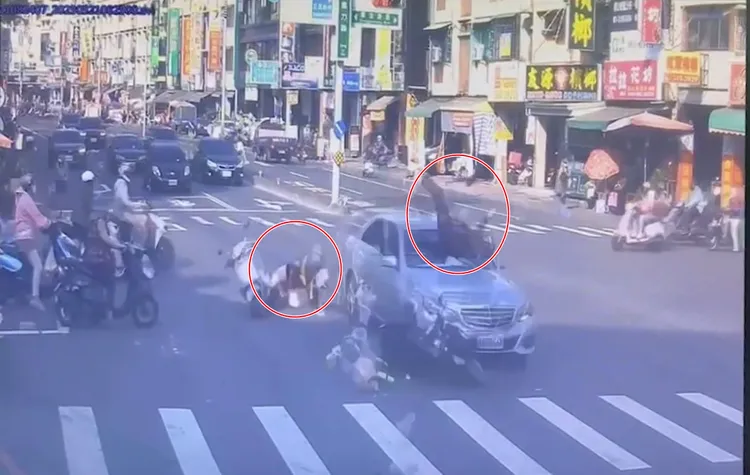 吳姓阿公駕賓士車闖紅燈，當場撞飛兩名阿嬤。讀者提供