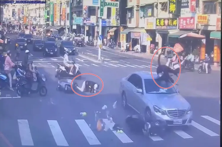 吳姓阿公駕賓士車闖紅燈，當場撞飛兩名阿嬤。讀者提供