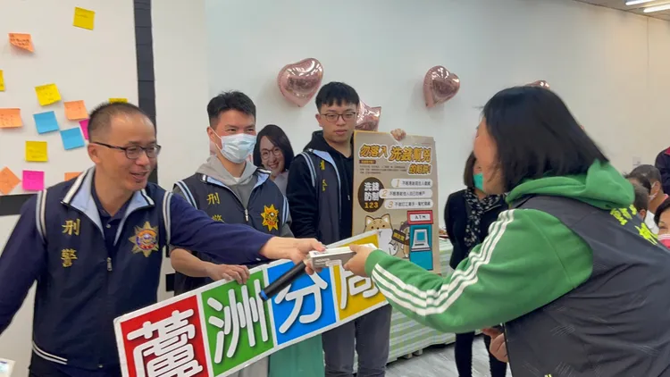 警方與現場民眾進行有獎徵答。蘆洲警分局提供