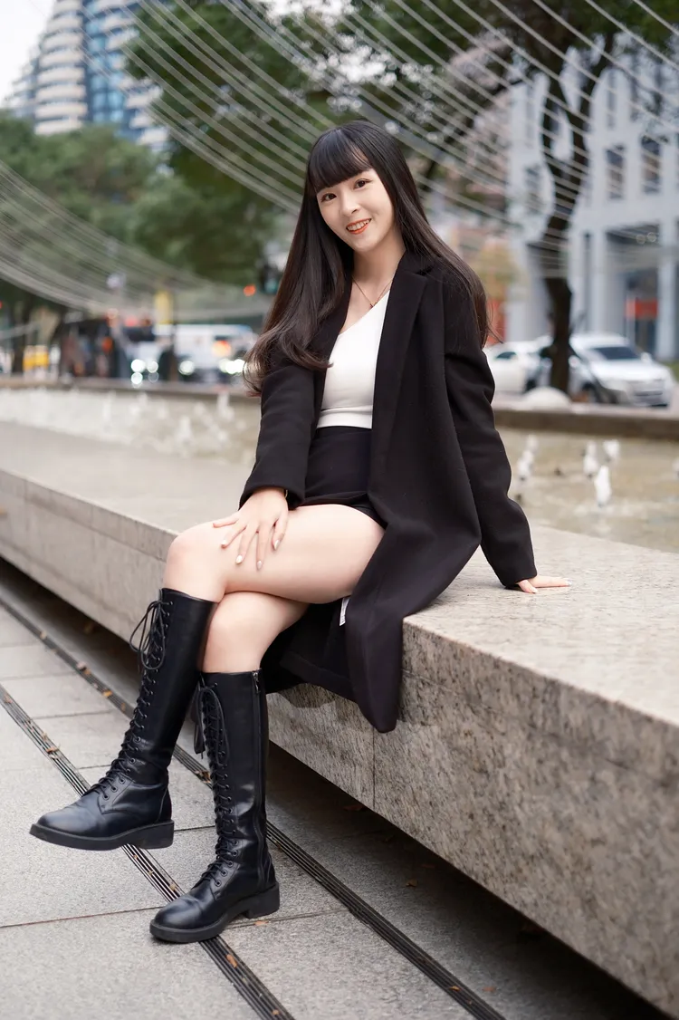 Shin穿著黑色大衣配上和長靴，非常有型。陳志淵攝