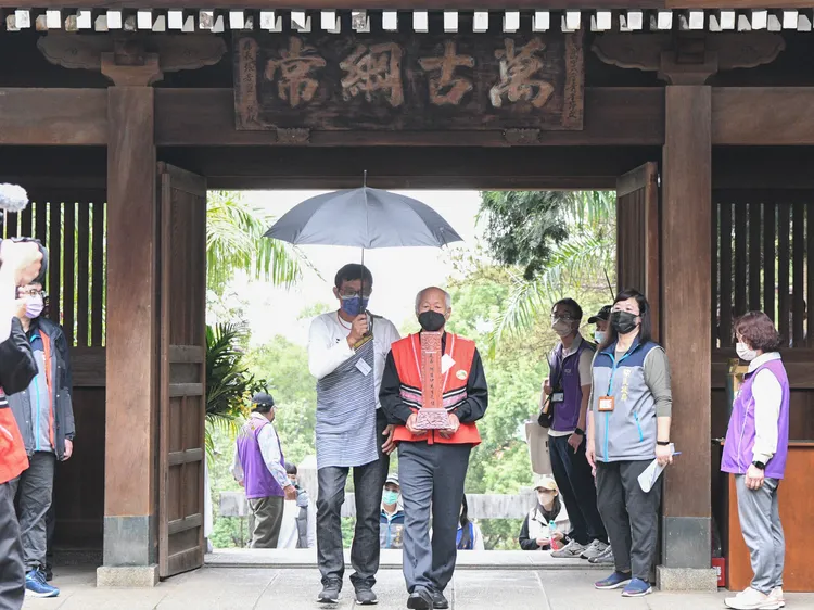 泰雅族原住民抗日烈士瓦丹·阿目伊的牌位迎靈入祀桃園忠烈祠。桃園市府提供