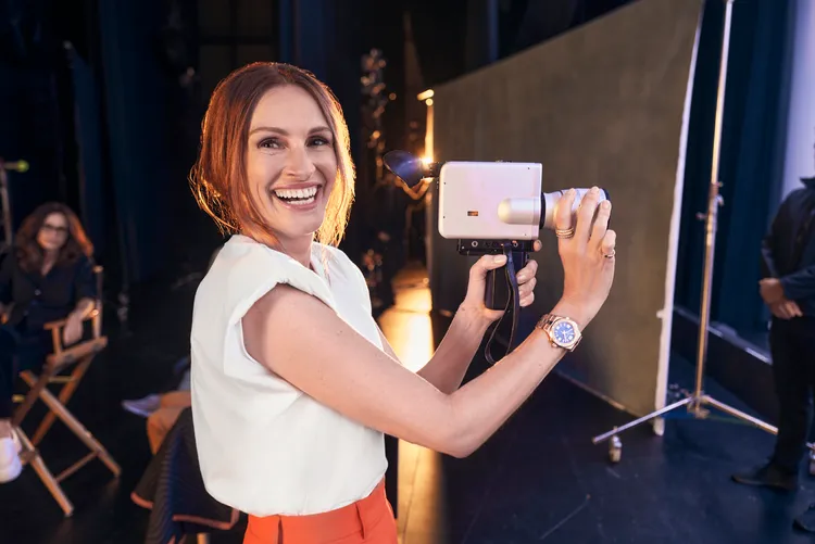 個性俏皮詼諧的羅勃茲，拍攝廣告時還會偷抓起相機擔任「攝影大哥」。品牌提供