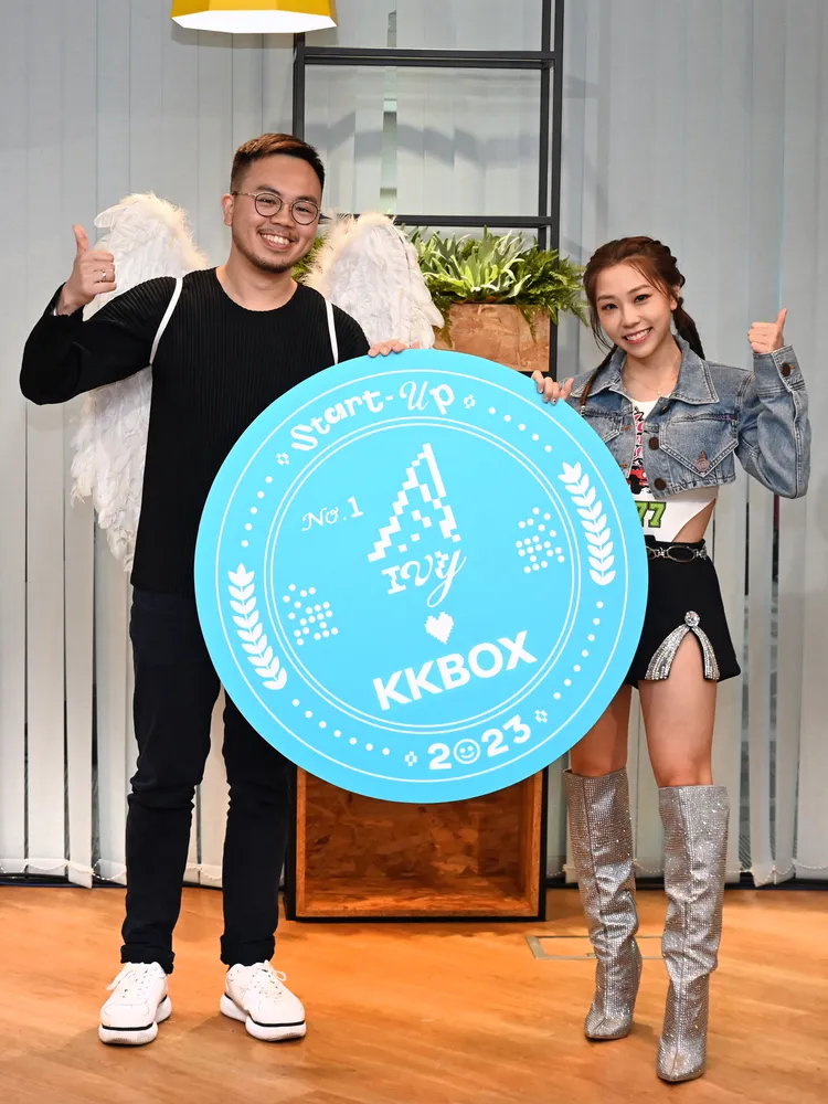 艾薇（右）向KKBOX內容中心副總Honda告白。環球音樂提供