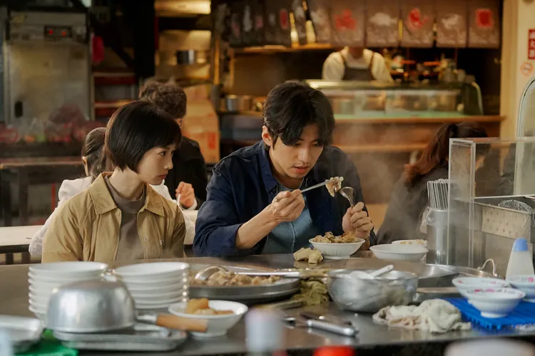 《美食無間：第1-2集》傅孟柏（右）、簡嫚書品嚐美味豬腳湯。金馬執委會提供