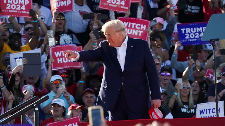 美國前總統川普在德州造勢痛斥民主黨「司法不公」，吸引大批支持者。路透社