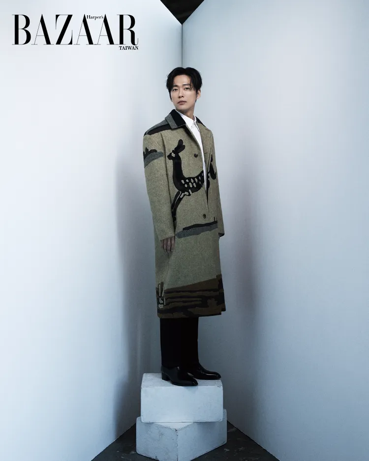 南宮珉帥氣拍攝雜誌封面。《Harper's BAZAAR》提供