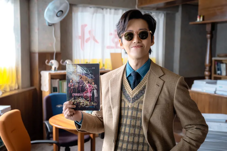 他在《千元律師》中飾演怪咖律師「千智勳」一角。翻攝SBS