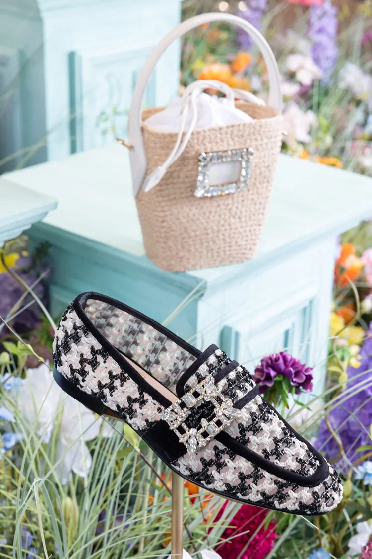 拼接鑽扣草編樂福鞋，5萬3000元。品牌提供