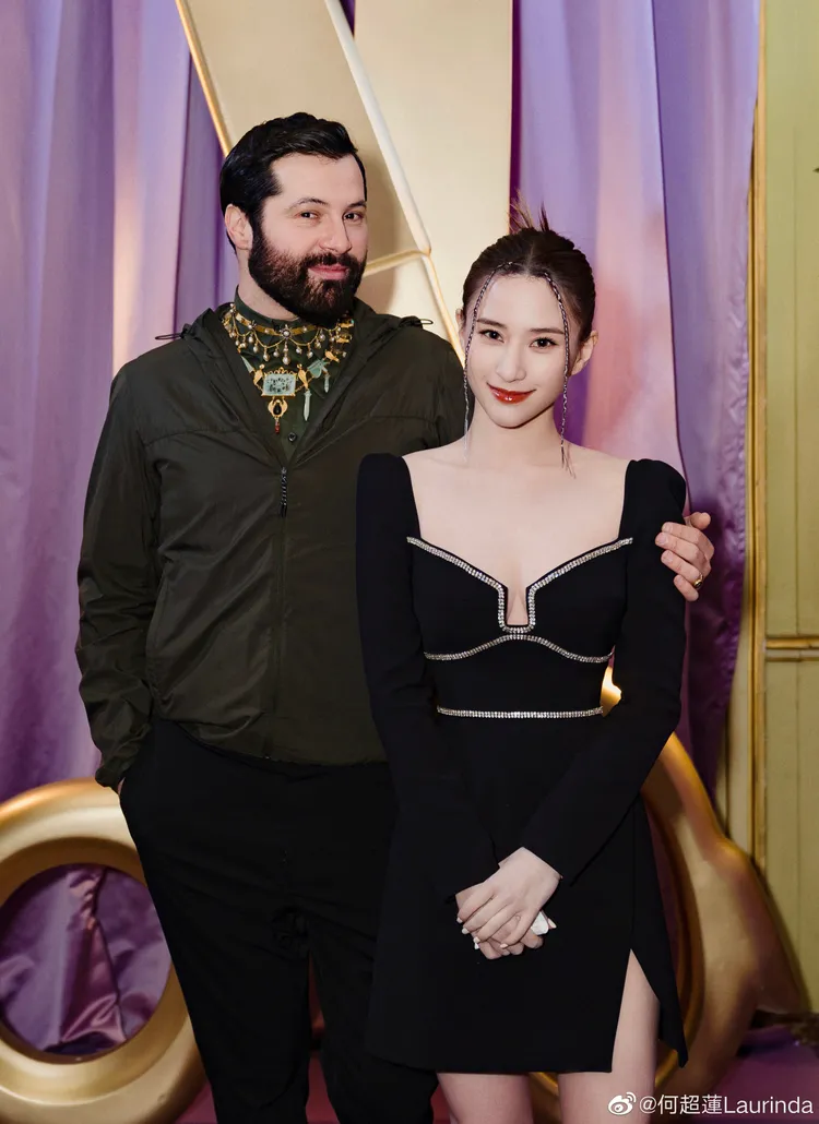 何超蓮（右）於今年3月時飛赴巴黎，參加Roger Vivier舉辦的新品鑑賞會，還與品牌創意總監Gherardo Felloni開心合影。翻攝何超蓮微博