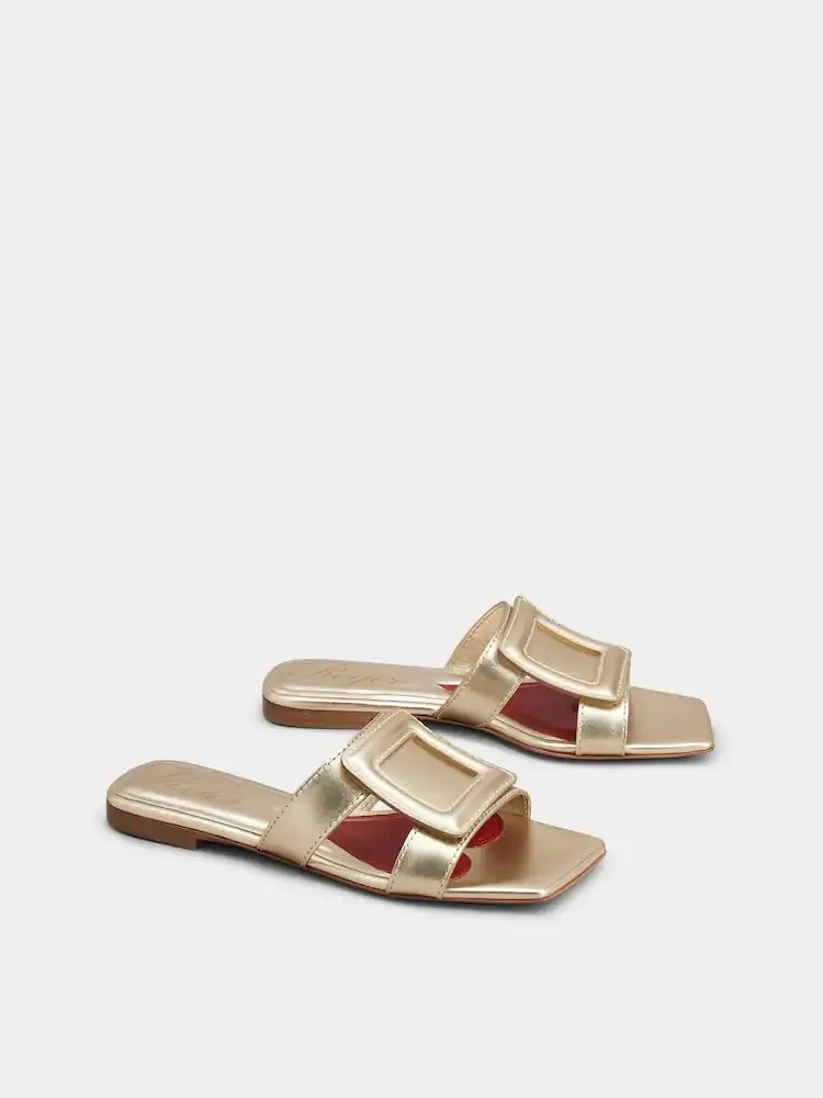 金色皮革扣飾涼鞋，3萬2800元。品牌提供