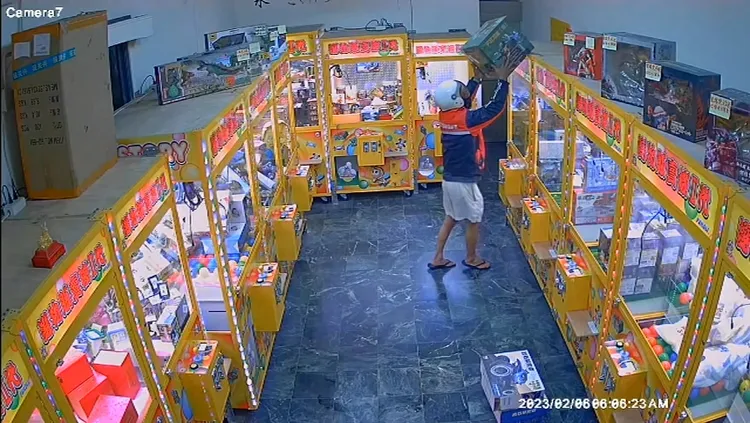 竊賊直接竊取機台上補貨商品。讀者提供