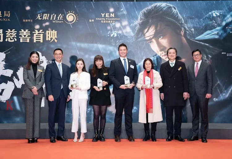 蔡天鳳包場看慈善首映，當天前夫與現任丈夫都到場。圖為蔡天鳳與慈善首映相關人員合影。翻攝IG