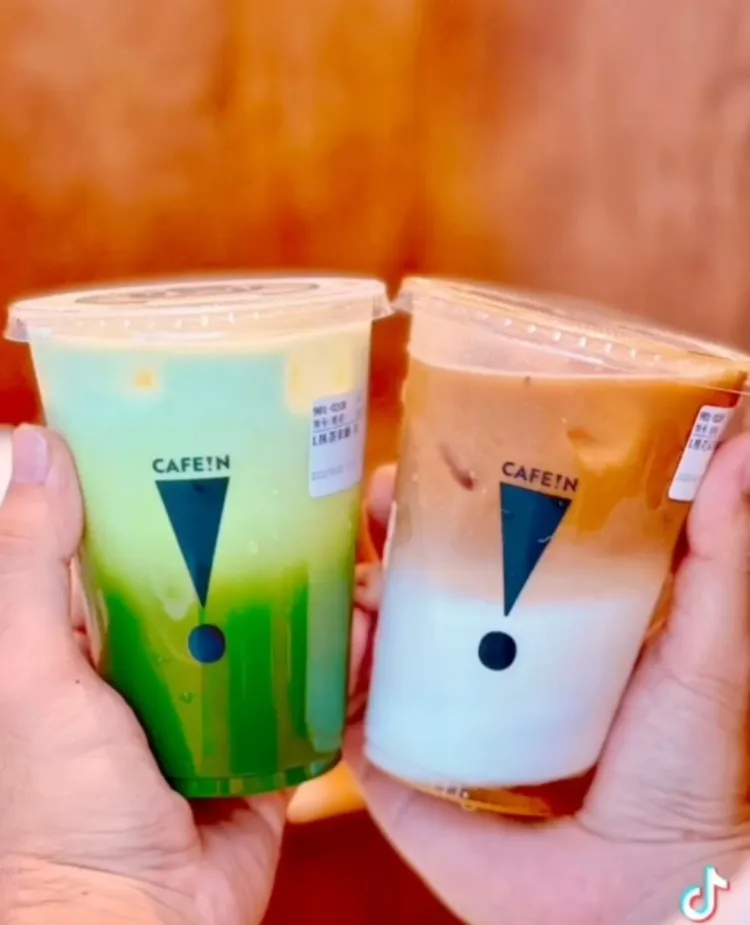 (左一)抹茶拿鐵、(右一)冠軍拿鐵，飲品杯上有logo好拍。TikTok@roseforever1 提供