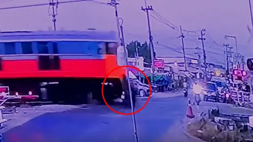 驚悚影片|看火車通過就起步穿越平交道 騎士被第二輛火車撞死