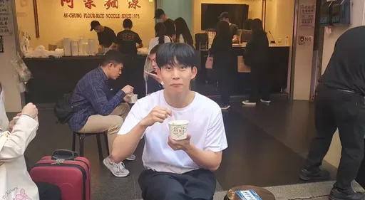 玉澤演零偽裝坐路邊嗑大腸麵線 現身信義區街頭慢跑超親民