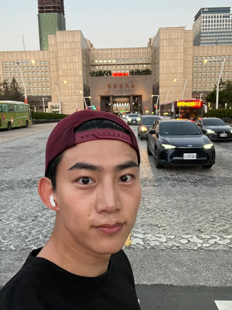 玉澤演在信義區慢跑，還搞笑在台北市市政府打卡。翻攝玉澤演推特