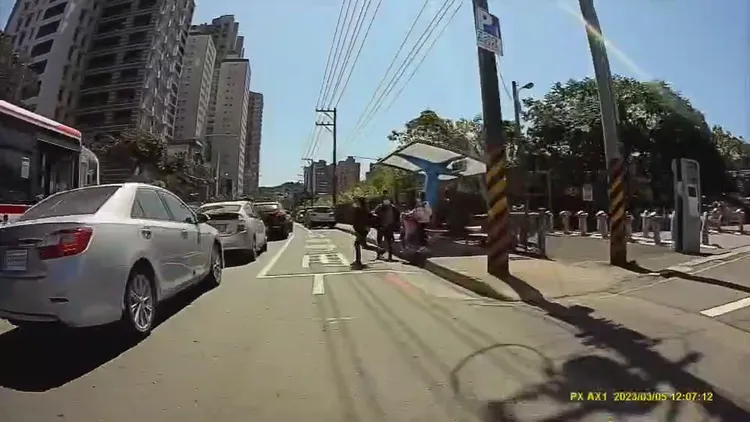 一名媽媽帶著小孩欲衝上馬路搭公車。翻攝自臉書社團八里